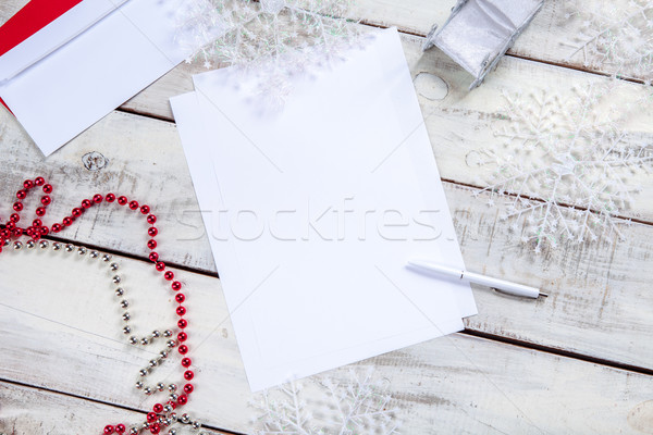 Imagine de stoc: Foaie · hârtie · masa · de · lemn · stilou · Crăciun · decoratiuni