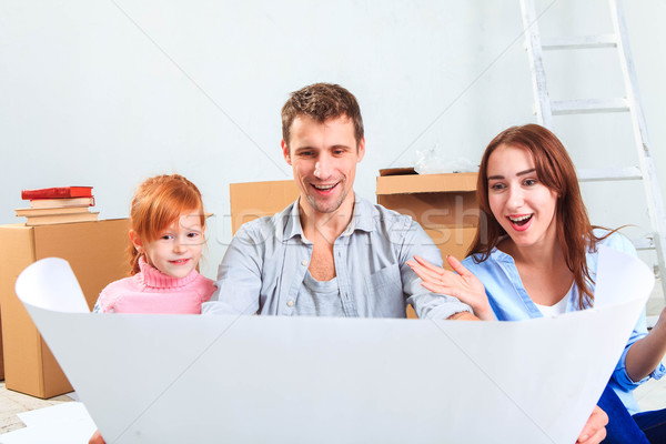 Szczęśliwą rodzinę naprawy rodziny mieszkanie pola domu Zdjęcia stock © master1305
