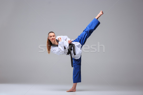 Karate fată negru centură alb chimono Imagine de stoc © master1305