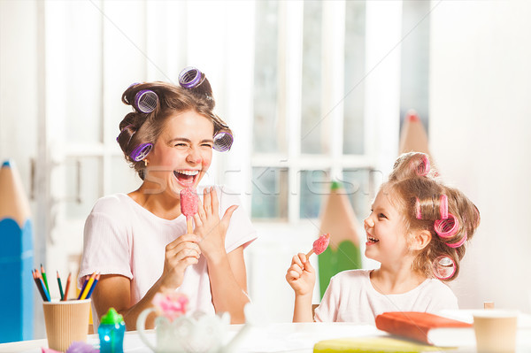 [[stock_photo]]: Petite · fille · séance · mère · manger · crème · glacée · blanche