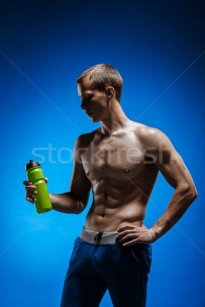 Passen junger Mann schönen Torso blau Trinkwasser Stock foto © master1305
