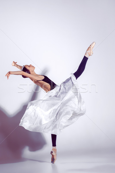 Balerină negru prezinta degetele de la picioare studio gri Imagine de stoc © master1305