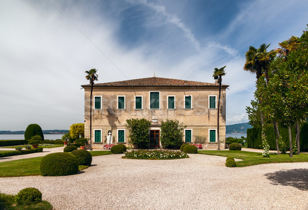 Frumos vechi vilă lacul garda Italia Imagine de stoc © master1305