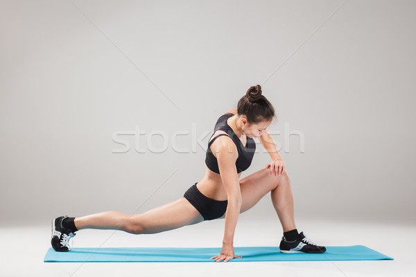 Belle fille permanent acrobat posent [[stock_photo]] © master1305