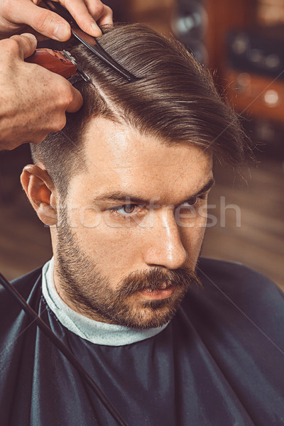 Hände jungen Barbier Haarschnitt anziehend Stock foto © master1305