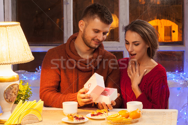 Portret romantic cuplu ziua indragostitilor cină cadou Imagine de stoc © master1305