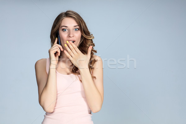 Portré fiatal nő telefon megrémült arckifejezés szürke Stock fotó © master1305