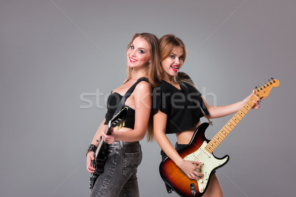 Foto d'archivio: Due · bella · ragazze · giocare · capelli · lunghi · rock