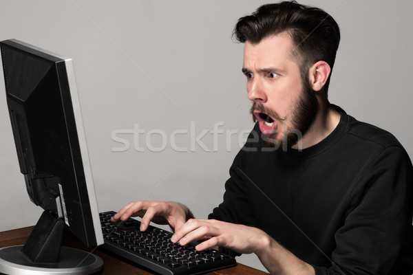 Vicces őrült férfi számítógéphasználat szürke kezek Stock fotó © master1305