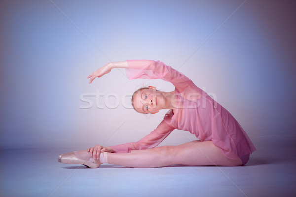 Jonge ballerina poseren vloer meisje Stockfoto © master1305