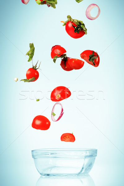 Legume salată cădere albastru gol sticlă Imagine de stoc © master1305
