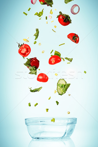 商業照片: 蔬菜 · 沙拉 · 落下 · 藍色 · 空的 · 玻璃