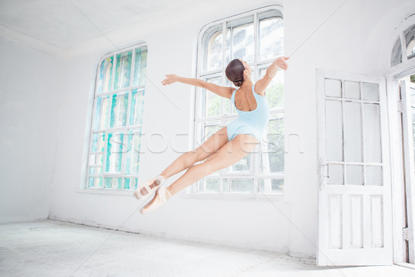 Jonge moderne balletdanser springen witte vliegen Stockfoto © master1305