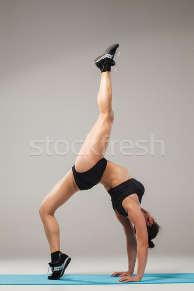 Bella ragazza piedi acrobata posa Foto d'archivio © master1305