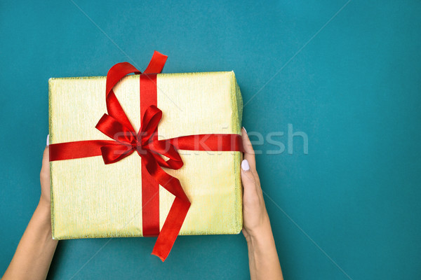 Stock foto: Weiblichen · Hände · halten · Geschenk · blau · Liebe