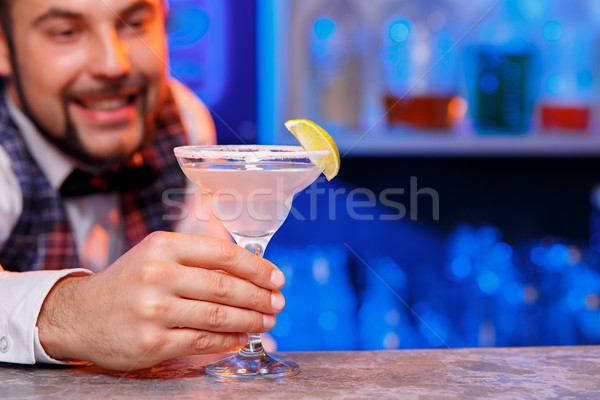 Barmen çalışmak kokteyller gülen hizmet içkiler Stok fotoğraf © master1305