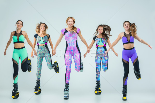 Stockfoto: Groep · meisjes · springen · opleiding · jonge · grijs