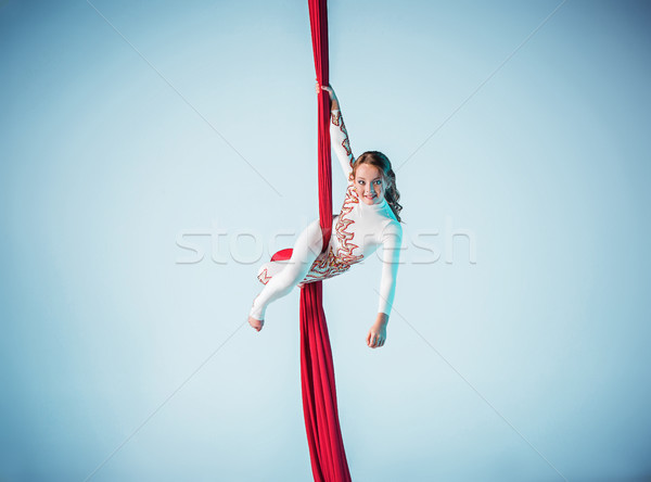Zarif jimnastikçi egzersiz kırmızı Stok fotoğraf © master1305