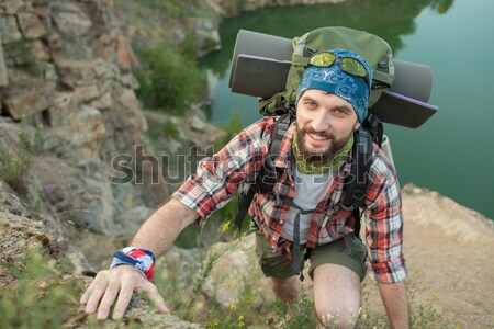 Stok fotoğraf: Genç · kafkas · adam · sırt · çantası · tırmanma · kaya