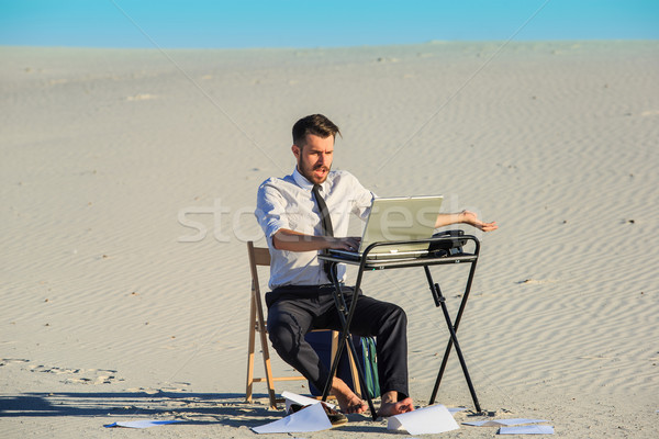 Imprenditore utilizzando il computer portatile deserto lavoro laptop tecnologia Foto d'archivio © master1305