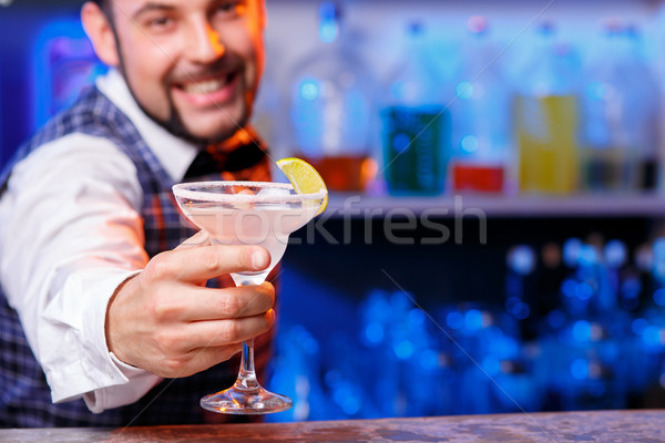 Stockfoto: Barman · werk · cocktails · glimlachend · dienst · dranken