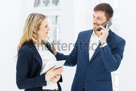 Erkek kadın ofis çalışanları gülen dizüstü bilgisayar telefon Stok fotoğraf © master1305