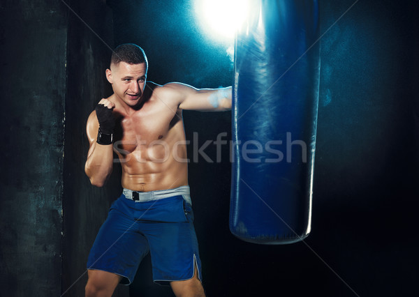 Männlich Boxer Boxen Sandsack dramatischen nervös Stock foto © master1305