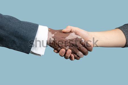 [[stock_photo]]: Blanc · noir · humaine · mains · modernes · handshake · montrent