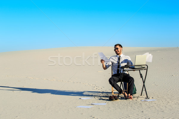 Сток-фото: телефон · ноутбука · технологий · пустыне · бизнесмен · пространстве