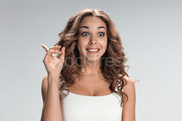 Portret młoda kobieta wyraz twarzy szary działalności Zdjęcia stock © master1305