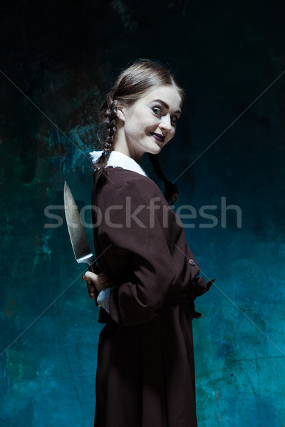 商業照片: 肖像 · 年輕的女孩 · 校服 · 兇手 · 刀