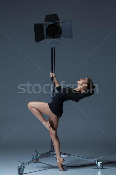 Belo bailarina posando azul estúdio flash Foto stock © master1305