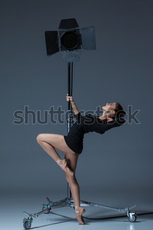 Frumos balerină prezinta albastru studio bliţ Imagine de stoc © master1305