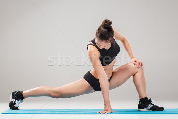 Belle fille permanent acrobat posent [[stock_photo]] © master1305