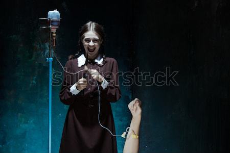 商業照片: 肖像 · 年輕的女孩 · 校服 · 吸血鬼 · 下降