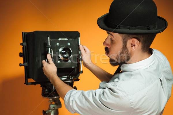 Jeune homme rétro caméra vue arrière chapeau photographe [[stock_photo]] © master1305