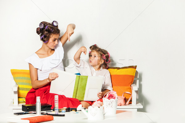 Petite fille séance mère regarder jouer [[stock_photo]] © master1305