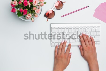 [[stock_photo]]: Table · Homme · mains · ordinateur