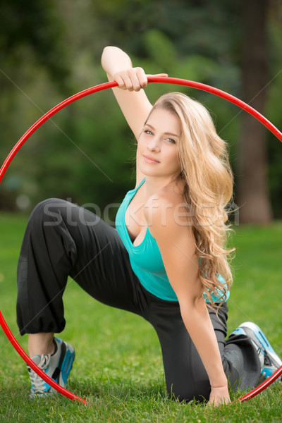 Fiatal női atléta hulahopp karika park bent Stock fotó © master1305