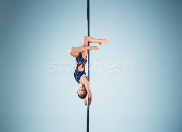 Silne wdzięczny młoda dziewczyna akrobatyczny sportowe Zdjęcia stock © master1305