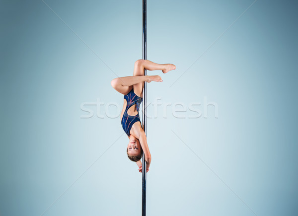 Foto stock: Fuerte · elegante · joven · realizar · acrobático · deportes