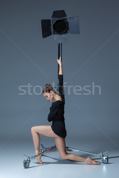 Foto d'archivio: Bella · ballerina · posa · blu · studio · flash