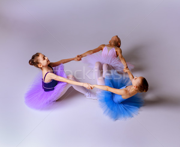 Foto stock: Três · pequeno · balé · meninas · sessão · posando