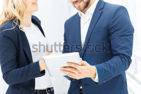Männlich weiblichen Büroangestellte lächelnd Laptop Business Stock foto © master1305