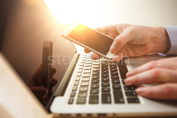 Masculin mână telefon birou laptop Imagine de stoc © master1305