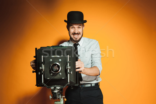 Młody człowiek retro kamery młodych uśmiechnięty człowiek Zdjęcia stock © master1305