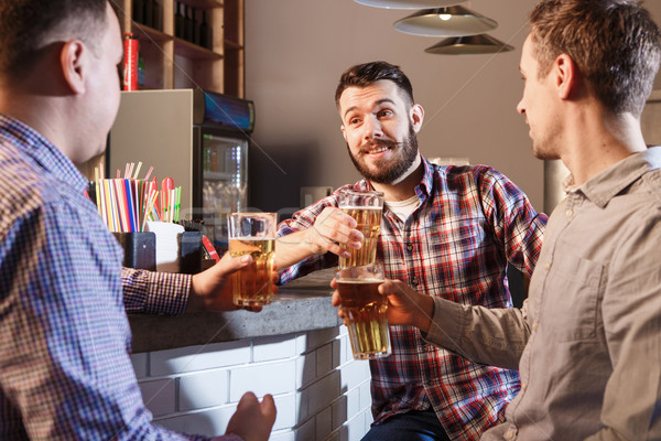 Stock foto: Glücklich · Freunde · trinken · Bier · counter · Veröffentlichung