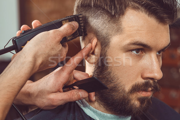 Hände jungen Barbier Haarschnitt anziehend Stock foto © master1305