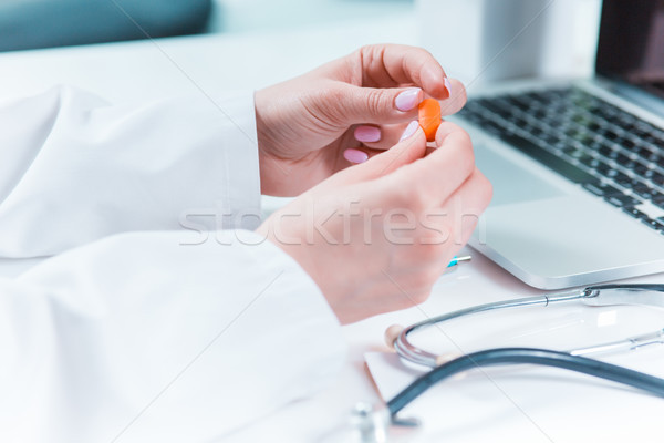 Medic mâini pilulă spital asistenţă medicală medical Imagine de stoc © master1305