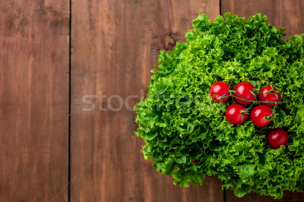 Salată verde salată rosii cherry lemn roşu gri Imagine de stoc © master1305
